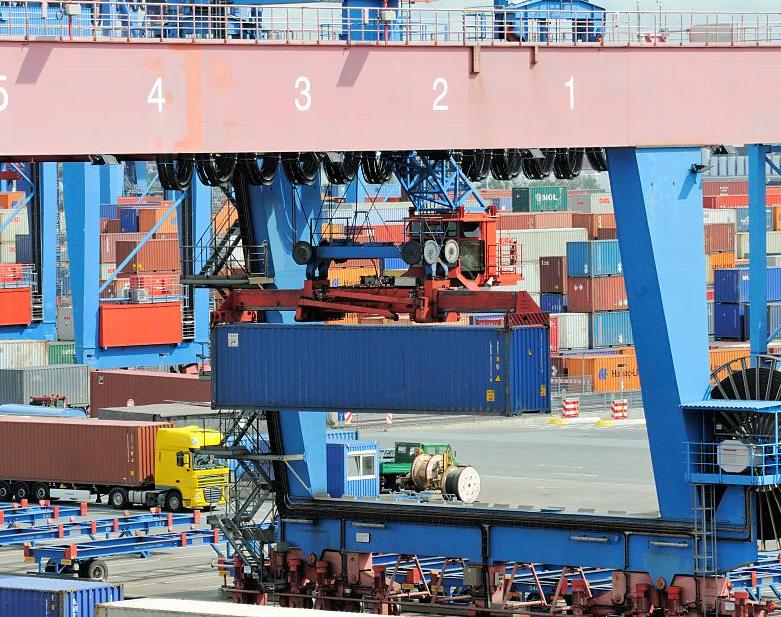 14002_7568 Verladung eines Containers auf eine Güterzug per Bahnkran. | HHLA Container Terminal Hamburg Altenwerder ( CTA )